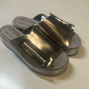 Brand New Kelsi Dagger Dover platform Sandal in Metalic, size 6